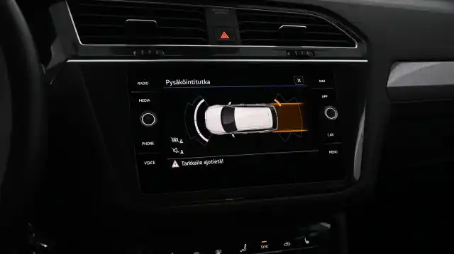 Harmaa Maastoauto, Volkswagen Tiguan – YLJ-270