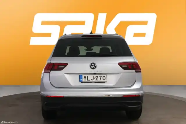 Harmaa Maastoauto, Volkswagen Tiguan – YLJ-270