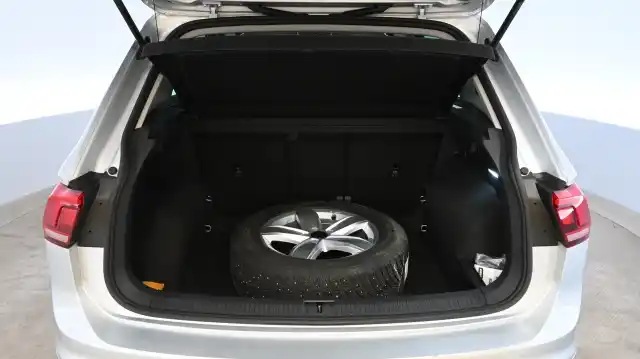 Harmaa Maastoauto, Volkswagen Tiguan – YLJ-270