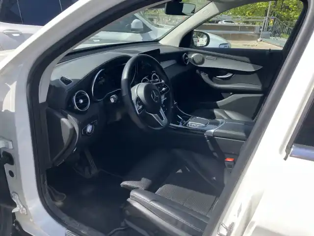 Valkoinen Maastoauto, Mercedes-Benz GLC – YLJ-832