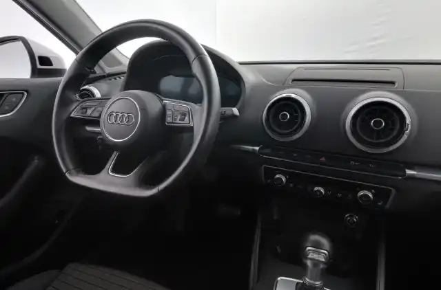 Valkoinen Viistoperä, Audi A3 – YLK-939