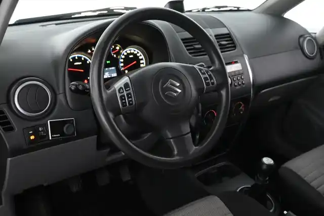 Musta Viistoperä, Suzuki SX4 – YLL-651