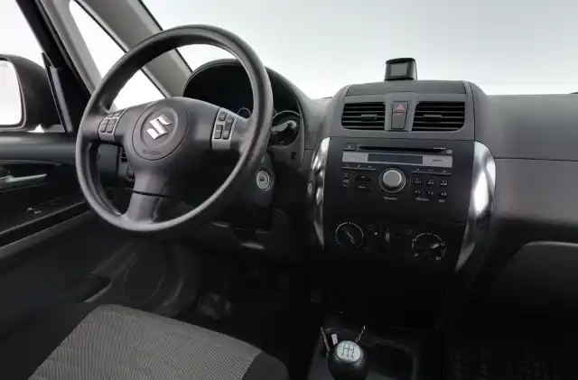 Musta Viistoperä, Suzuki SX4 – YLL-651