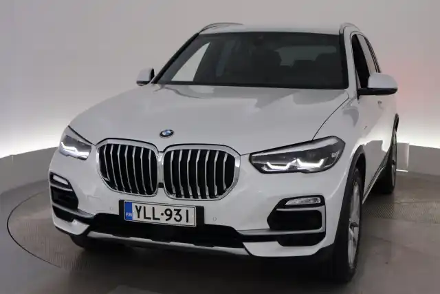 Valkoinen Maastoauto, BMW X5 – YLL-931