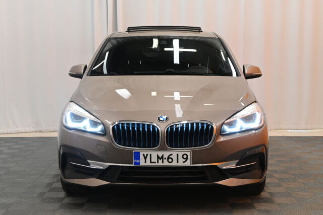 Ruskea (beige) Tila-auto, BMW 225 – YLM-619