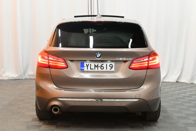 Ruskea (beige) Tila-auto, BMW 225 – YLM-619