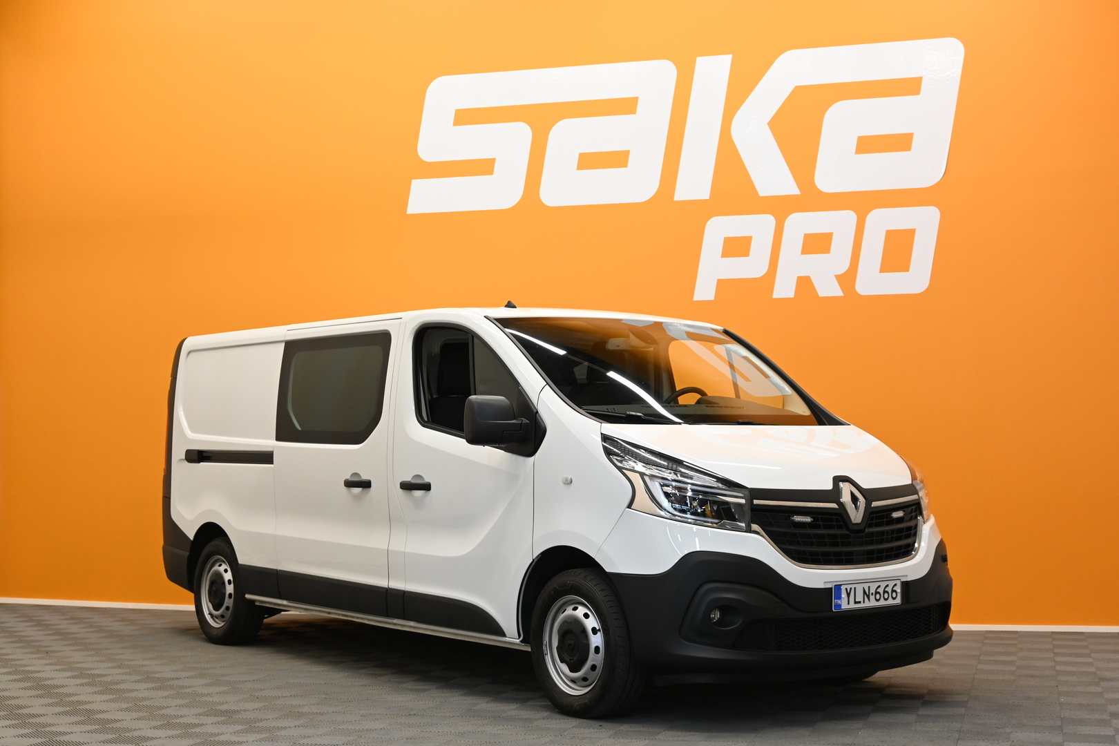Valkoinen Pakettiauto, Renault Trafic – YLN-666