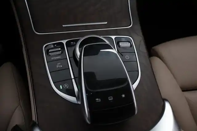 Sininen Sedan, Mercedes-Benz C – YLO-108