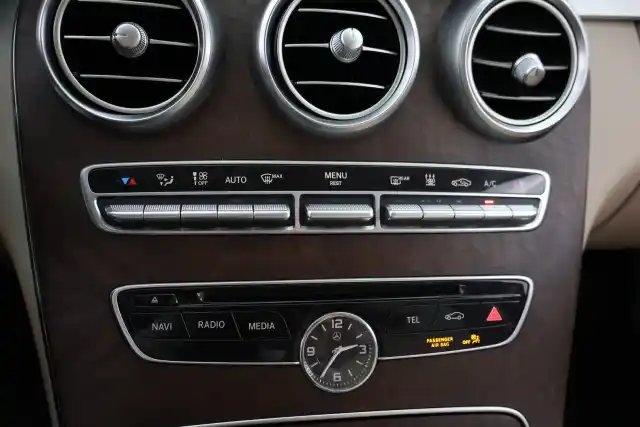 Sininen Sedan, Mercedes-Benz C – YLO-108