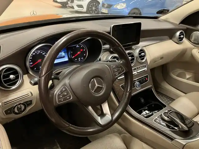 Sininen Sedan, Mercedes-Benz C – YLO-108