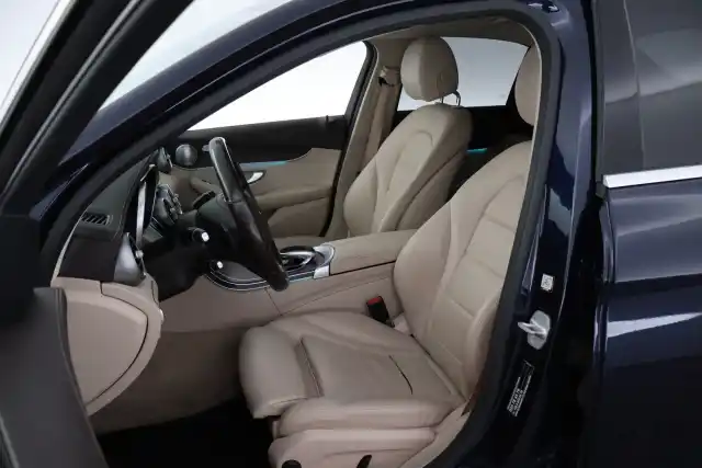 Sininen Sedan, Mercedes-Benz C – YLO-108
