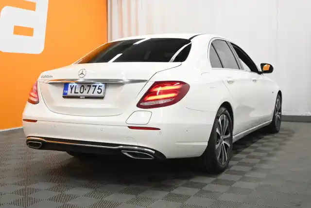 Valkoinen Sedan, Mercedes-Benz E – YLO-775