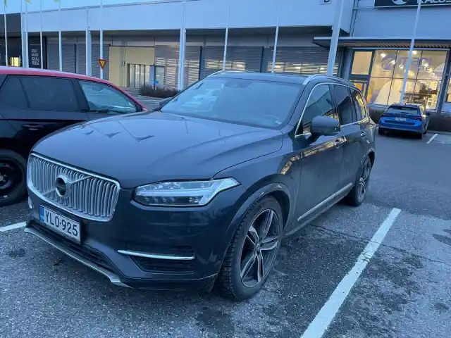 Harmaa Maastoauto, Volvo XC90 – YLO-925