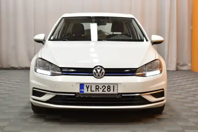 Valkoinen Viistoperä, Volkswagen Golf – YLR-281