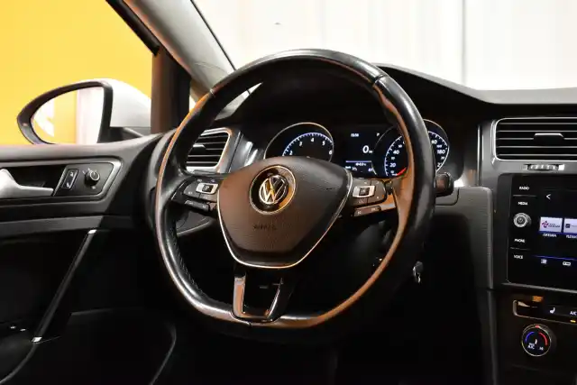 Valkoinen Viistoperä, Volkswagen Golf – YLR-281