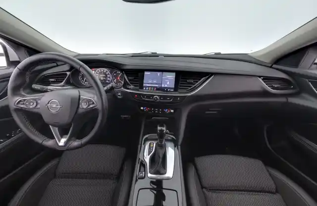 Valkoinen Farmari, Opel Insignia – YLR-518