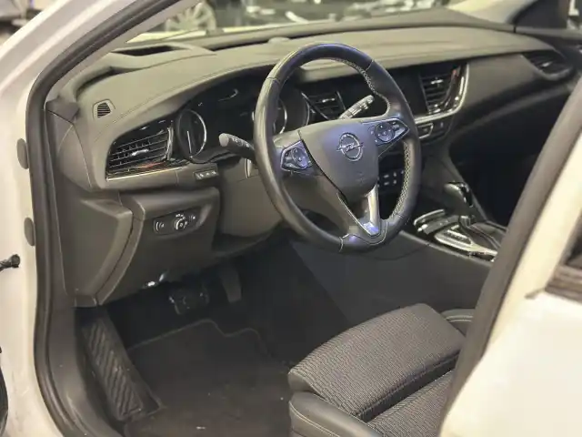 Valkoinen Farmari, Opel Insignia – YLR-518