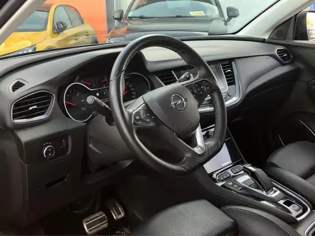 Musta Maastoauto, Opel Grandland X – YLT-189