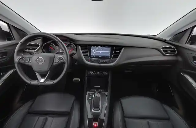 Valkoinen Maastoauto, Opel Grandland X – YLT-256