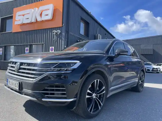 Musta Maastoauto, Volkswagen Touareg – YLU-163