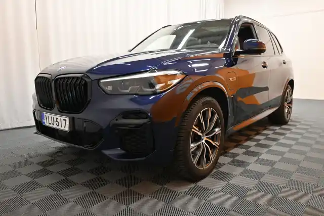 Sininen Maastoauto, BMW X5 – YLU-517