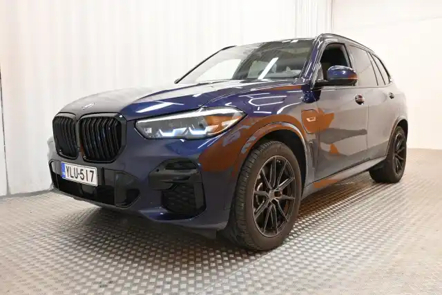 Sininen Maastoauto, BMW X5 – YLU-517