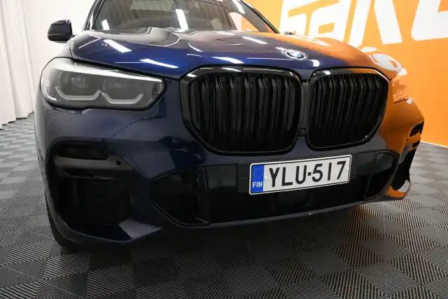 Sininen Maastoauto, BMW X5 – YLU-517