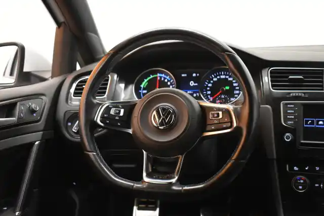 Valkoinen Viistoperä, Volkswagen Golf – YLV-642