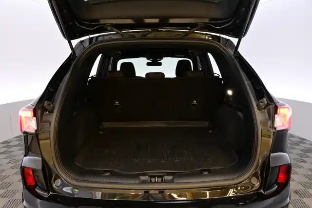 Musta Maastoauto, Ford Kuga – YLX-439
