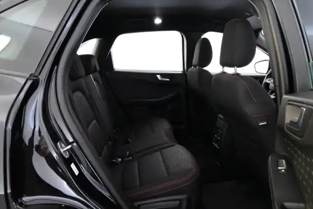 Musta Maastoauto, Ford Kuga – YLX-439