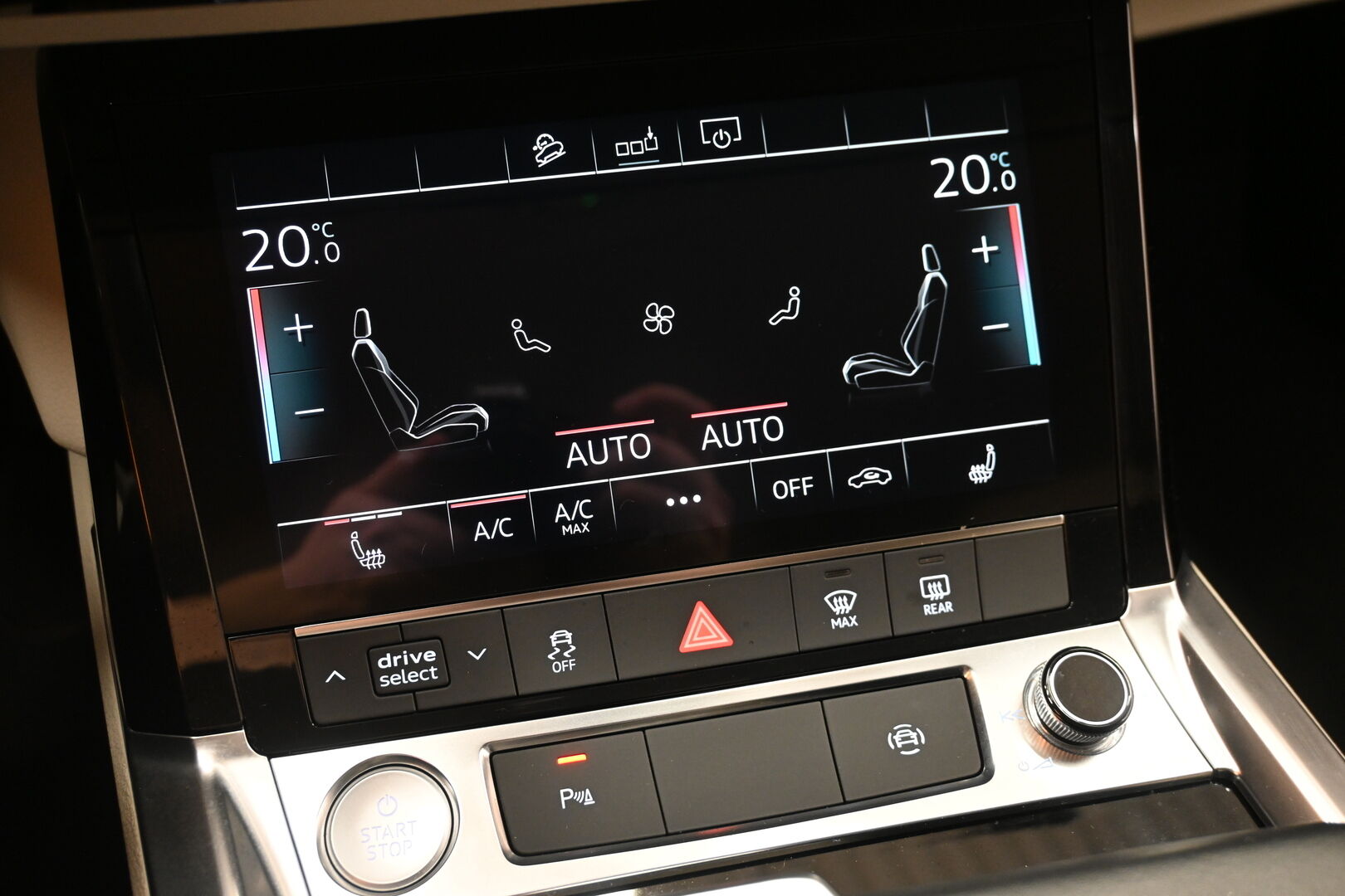 Harmaa Maastoauto, Audi e-tron – YLY-333