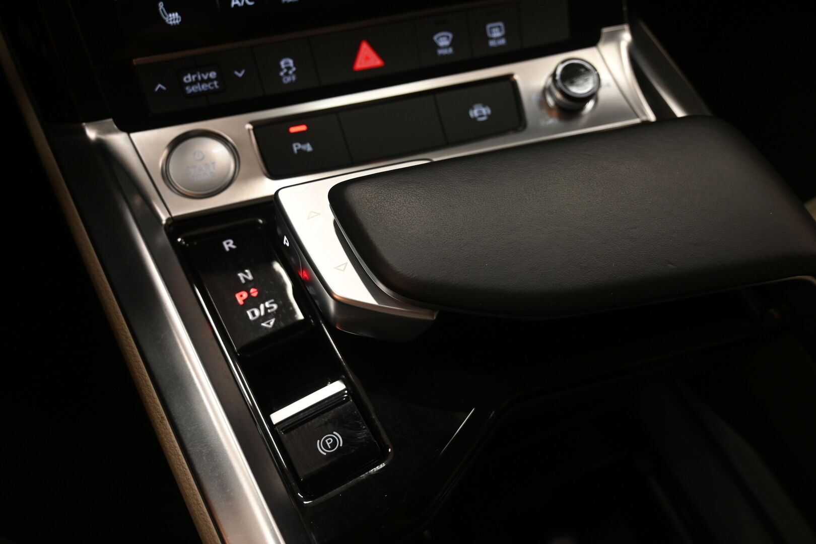 Harmaa Maastoauto, Audi e-tron – YLY-333