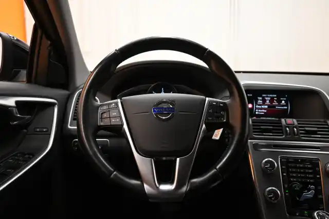 Sininen Maastoauto, Volvo XC60 – YLY-359