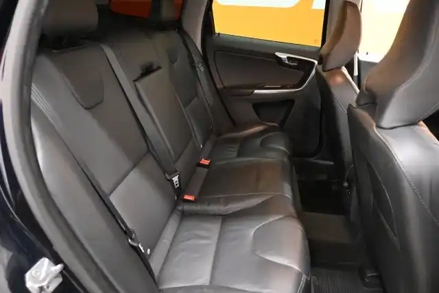 Sininen Maastoauto, Volvo XC60 – YLY-359