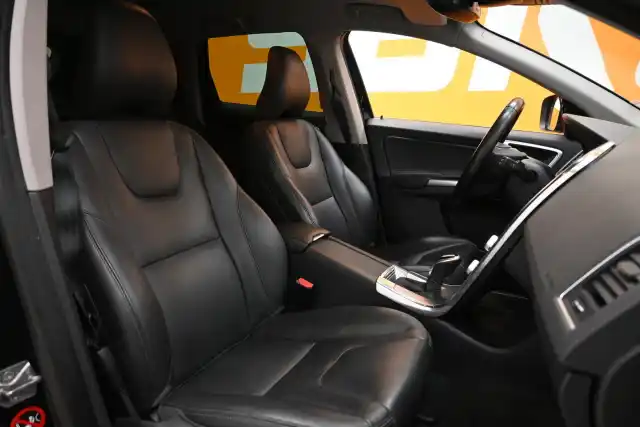Sininen Maastoauto, Volvo XC60 – YLY-359