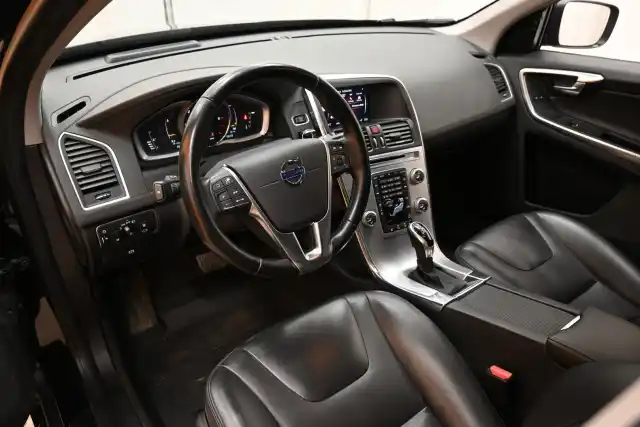 Sininen Maastoauto, Volvo XC60 – YLY-359