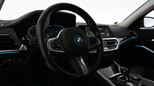 Musta Farmari, BMW 330 – YLZ-104