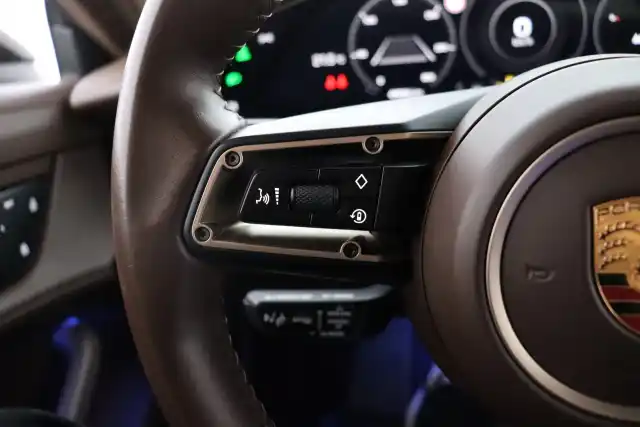 Ruskea Farmari, Porsche Taycan – YLZ-872
