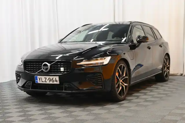 Musta Farmari, Volvo V60 – YLZ-964