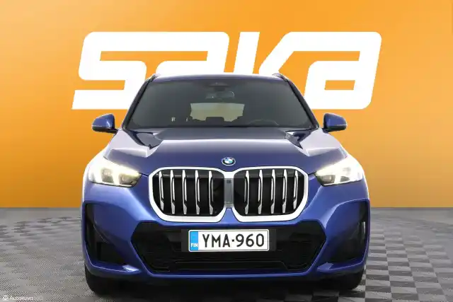 Sininen Maastoauto, BMW X1 – YMA-960