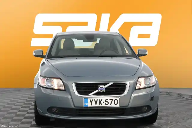 Sininen Sedan, Volvo S40 – YVK-570