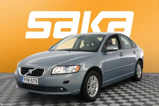 Sininen Sedan, Volvo S40 – YVK-570