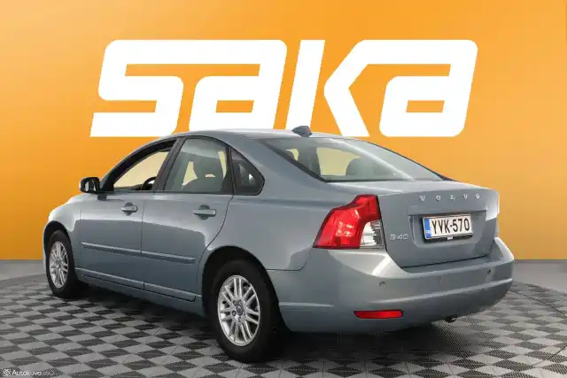 Sininen Sedan, Volvo S40 – YVK-570