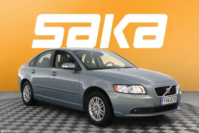 Sininen Sedan, Volvo S40 – YVK-570