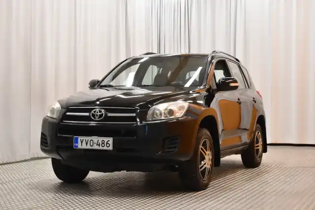 Musta Maastoauto, Toyota RAV4 – YVO-486