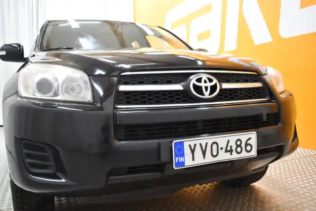 Musta Maastoauto, Toyota RAV4 – YVO-486