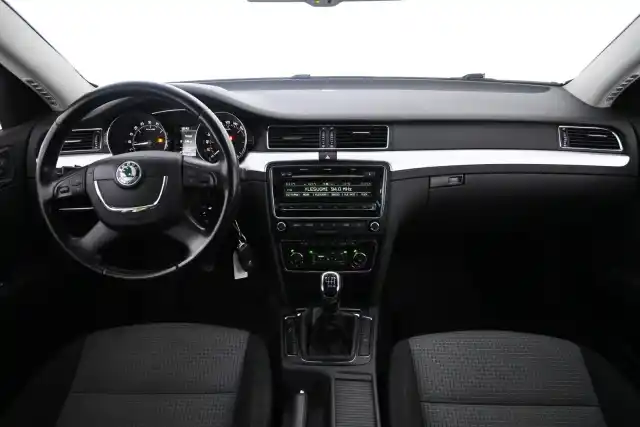Musta Farmari, Skoda Superb – YVT-491