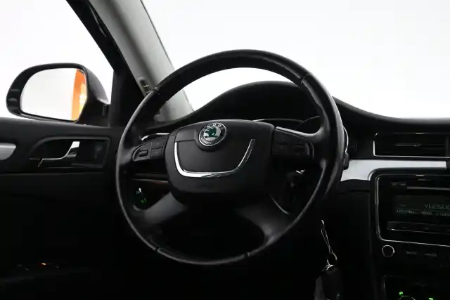 Musta Farmari, Skoda Superb – YVT-491