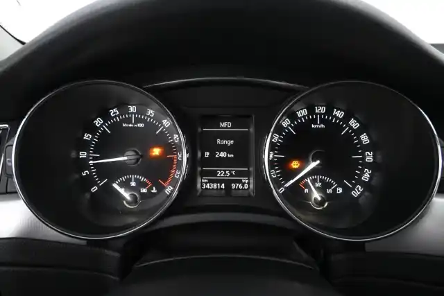 Musta Farmari, Skoda Superb – YVT-491
