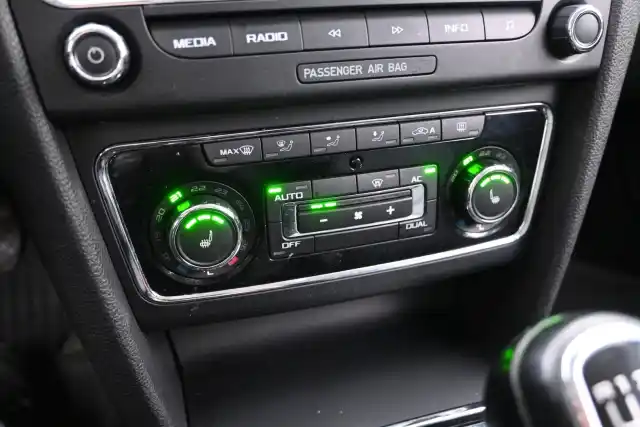 Musta Farmari, Skoda Superb – YVT-491